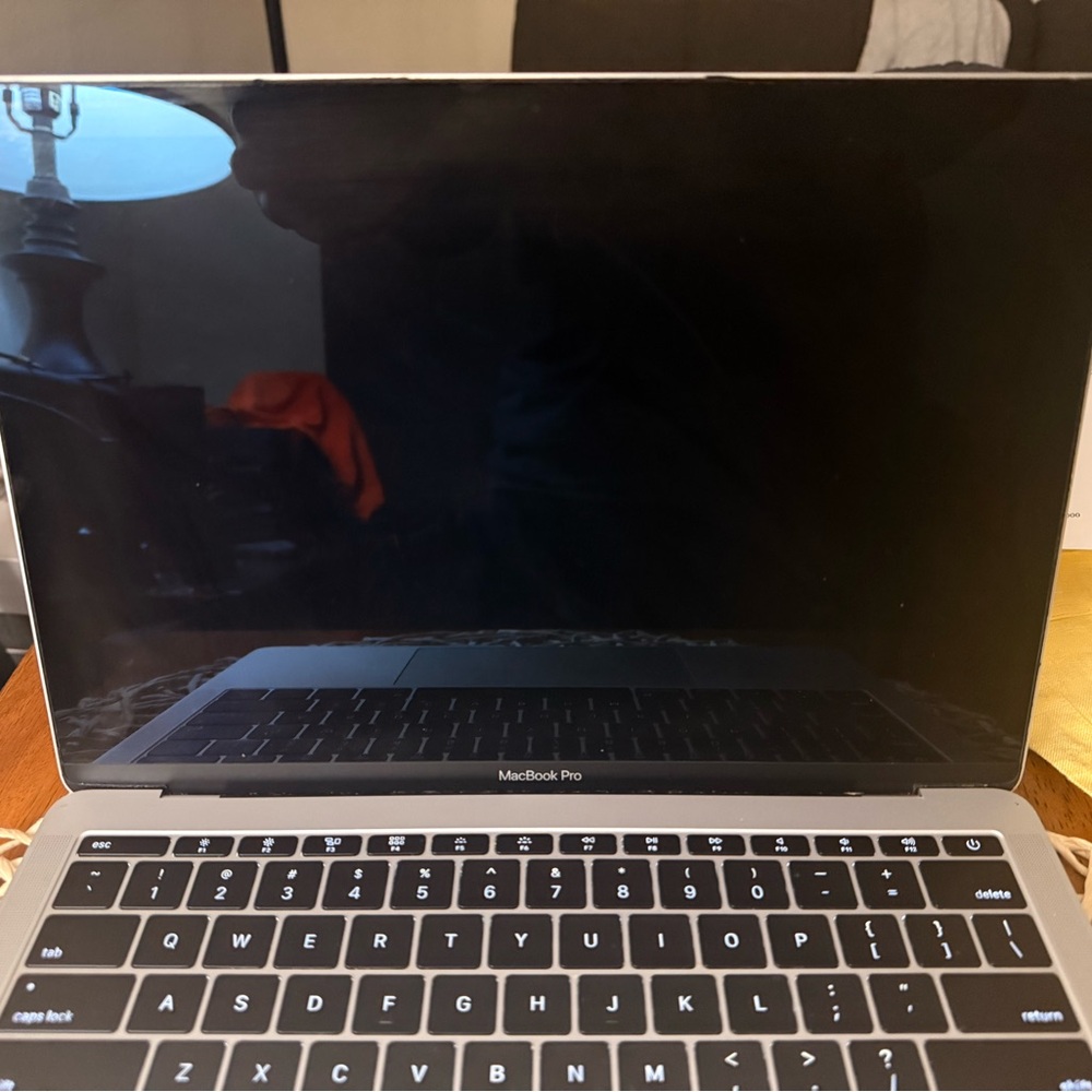 Apple MacBook in Elegant Silver - Picture 5 of 7